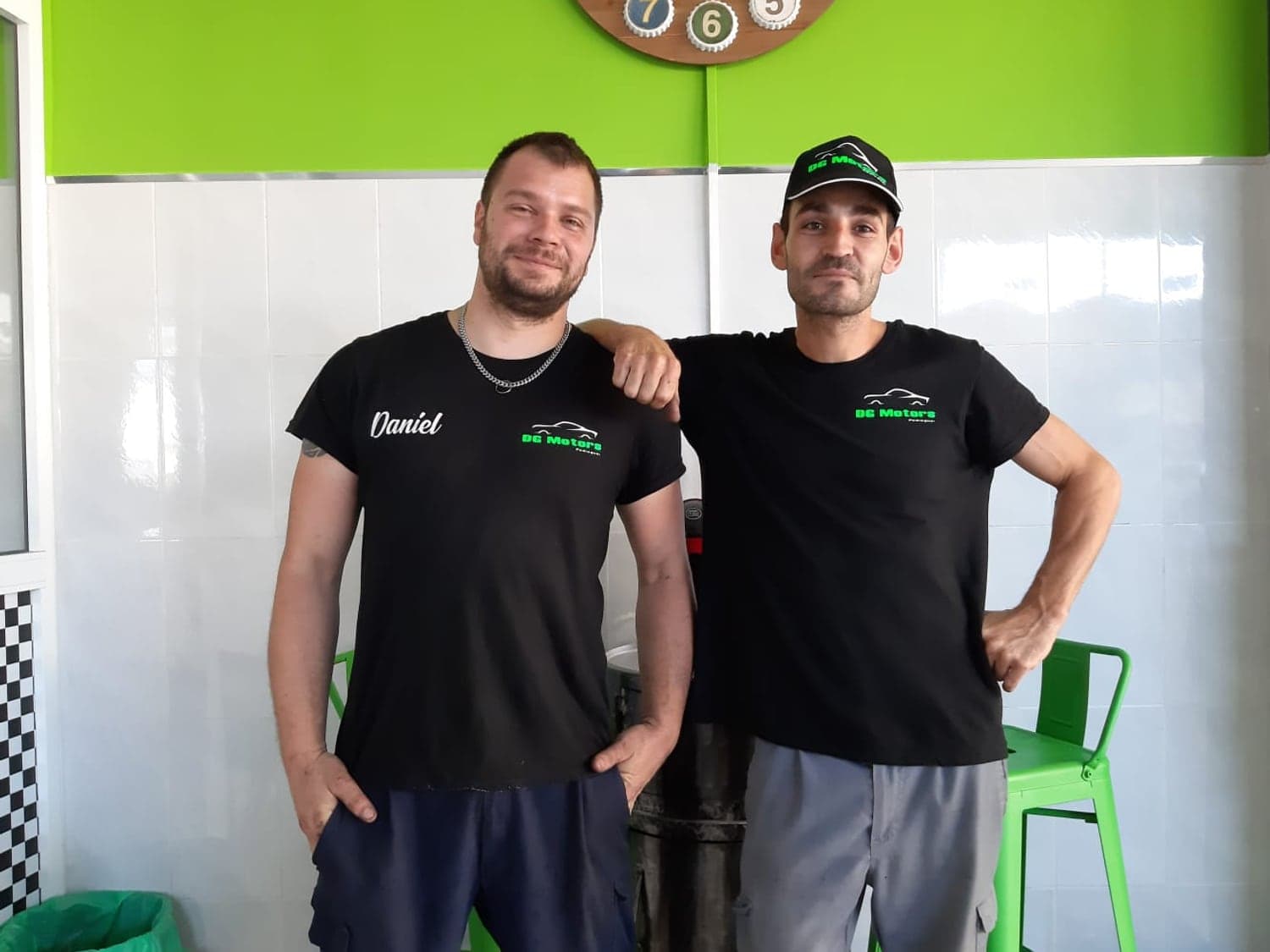 Daniel y su compañero en el taller DG Motors de Pedreguer
